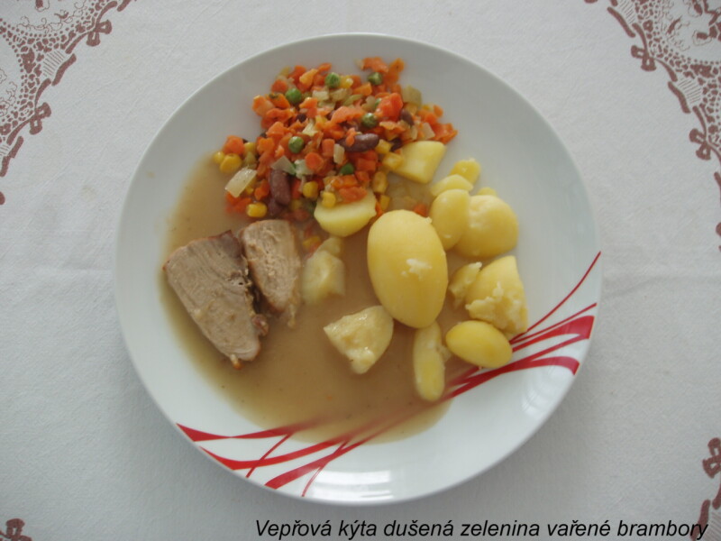 Vepřová kýta dušená zelenina vařené brambory